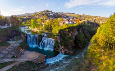 Bosna-Hersek 'in tarihi Jajce kasabası, muhteşem Pliva şelalesiyle ünlü