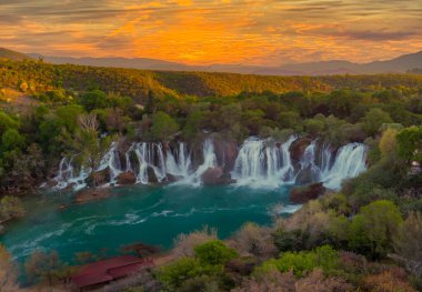 Güney Bosna-Hersek 'teki Güzel Kravice Şelaleleri.