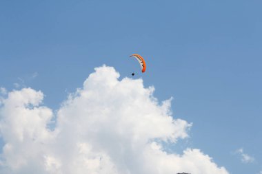 Bulutlar arasında paragliding sporu
