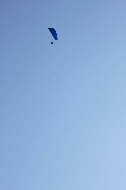 Bulutlar arasında paragliding sporu