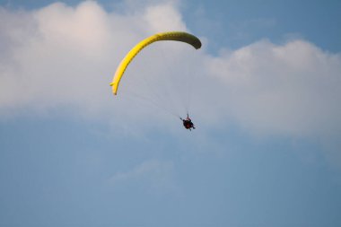 Bulutlar arasında paragliding sporu