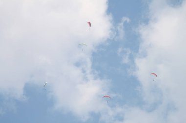 Bulutlar arasında paragliding sporu