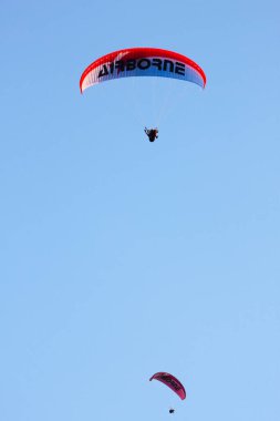 Bulutlar arasında paragliding sporu