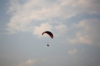 Bulutlar arasında paragliding sporu