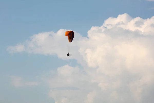 Paraglisarea Sportului Printre Nori — Fotografie, imagine de stoc