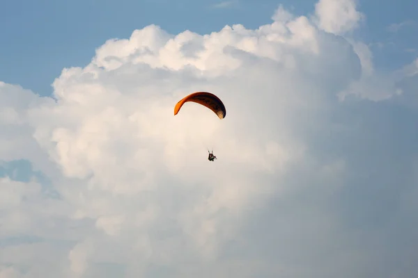 Paralotniarstwo Wśród Chmur — Zdjęcie stockowe