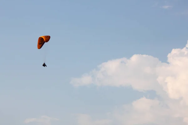 雲の間にパラグライダースポーツ — ストック写真