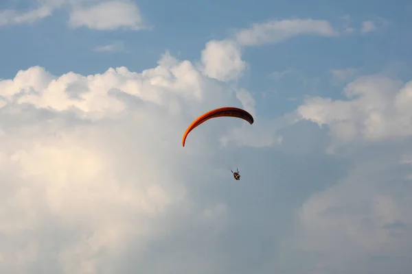 Paralotniarstwo Wśród Chmur — Zdjęcie stockowe