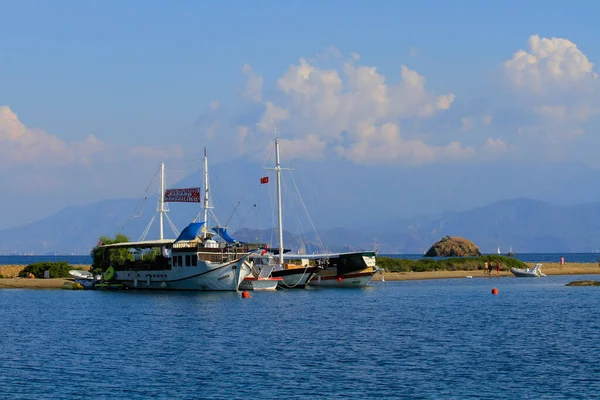 飞天蝴蝶谷 游艇在岛上四处游玩 — 图库照片