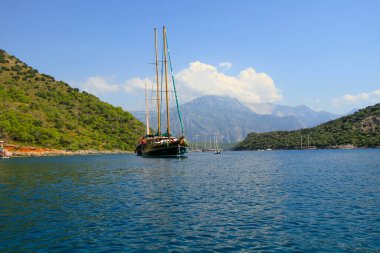 Turkuaz su kenarında plajda Türk resort, bodrum, Türkiye