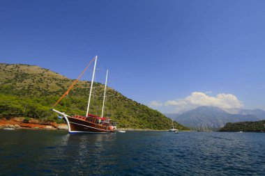 Turkuaz su kenarında plajda Türk resort, bodrum, Türkiye