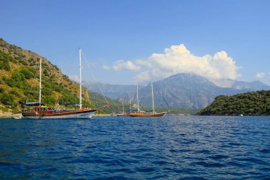 Turkuaz su kenarında plajda Türk resort, bodrum, Türkiye