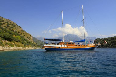 Turkuaz su kenarında plajda Türk resort, bodrum, Türkiye