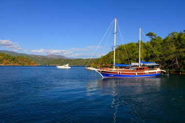 Turkuaz su kenarında plajda Türk resort, bodrum, Türkiye