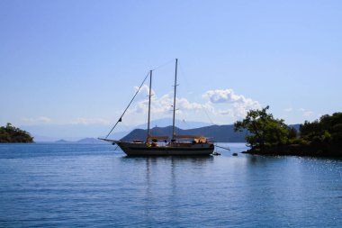 Turkuaz su kenarında plajda Türk resort, bodrum, Türkiye