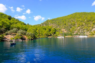 Turkuaz su kenarında plajda Türk resort, bodrum, Türkiye