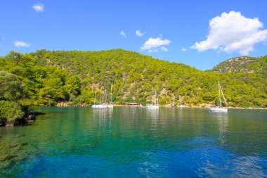 Turkuaz su kenarında plajda Türk resort, bodrum, Türkiye