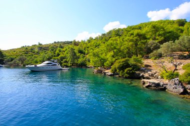 Turkuaz su kenarında plajda Türk resort, bodrum, Türkiye