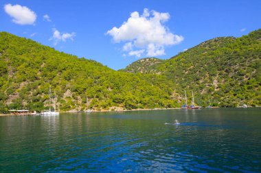 Turkuaz su kenarında plajda Türk resort, bodrum, Türkiye
