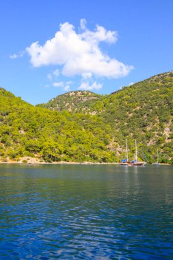 Turkuaz su kenarında plajda Türk resort, bodrum, Türkiye