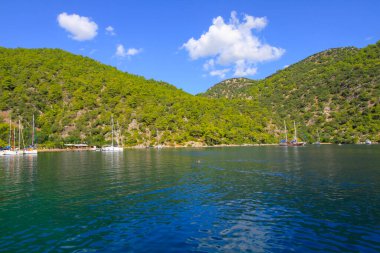 Turkuaz su kenarında plajda Türk resort, bodrum, Türkiye