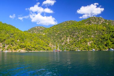 Turkuaz su kenarında plajda Türk resort, bodrum, Türkiye