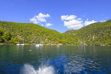 Turkuaz su kenarında plajda Türk resort, bodrum, Türkiye