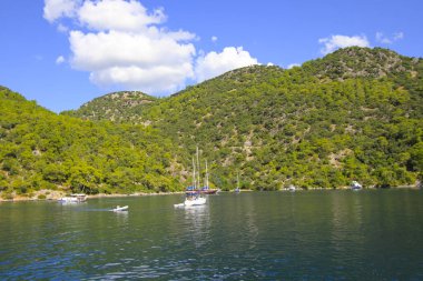 Turkuaz su kenarında plajda Türk resort, bodrum, Türkiye