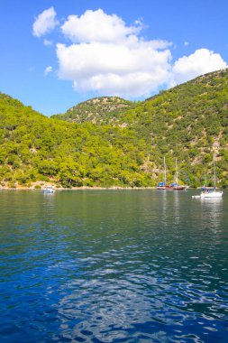 Turkuaz su kenarında plajda Türk resort, bodrum, Türkiye