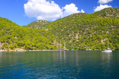 Turkuaz su kenarında plajda Türk resort, bodrum, Türkiye