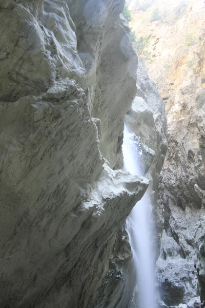 トルコの何千年もの間に水を流れることによって岩の摩耗を介して形成された世界で最も深いの一つである サルケント峡谷 300メートル深さと18キロの長さの景色 — ストック写真