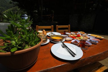 Geniş çeşitlilikte geleneksel Türk kahvaltısı