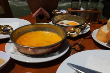 Geniş çeşitlilikte geleneksel Türk kahvaltısı