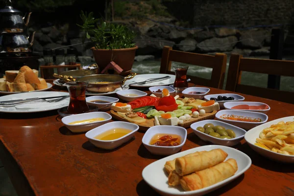 幅広い種類の伝統的なトルコの朝食 — ストック写真