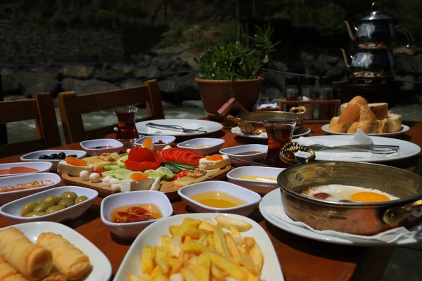 Geniş Çeşitlilikte Geleneksel Türk Kahvaltısı — Stok fotoğraf