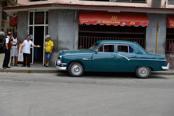 Klasyczne Samochody Ulicach Kuby — Zdjęcie stockowe