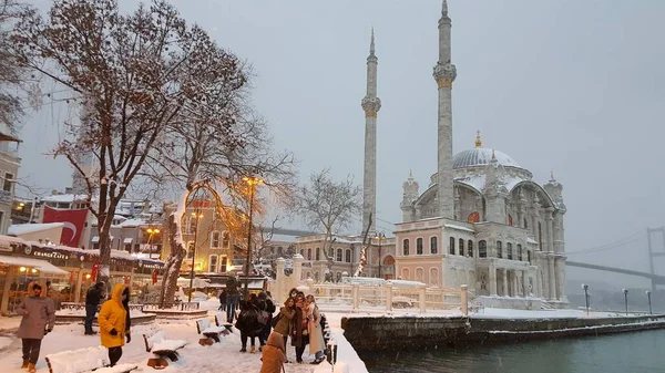 Hari Bersalju Ortakoy Istanbul Turki Pemandangan Masjid Ortakoy Dan Jembatan — Stok Foto