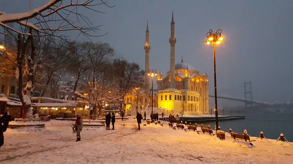Snowy Day Ortakoy Istanbul Turkey View Ortakoy Mosque Bosphorus Bridge — Stock Photo, Image