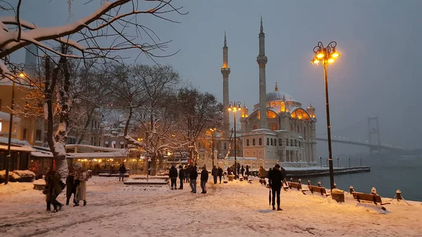 Ortakoy, İstanbul, Türkiye 'de karlı bir gün. Ortakoy Camii ve Boğaz Köprüsü Görünümü.