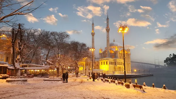 Snowy Day Ortakoy Istanbul Turkey View Ortakoy Mosque Bosphorus Bridge — Stock Photo, Image