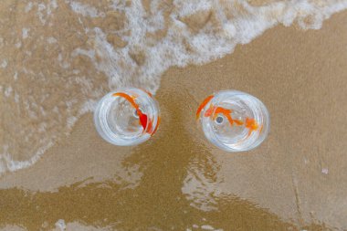 Denizde küçük akvaryumlar ve balıklar.