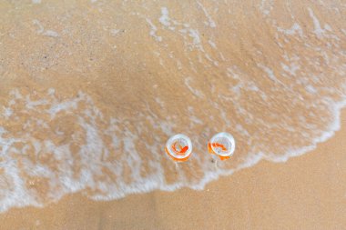 Denizde küçük akvaryumlar ve balıklar.