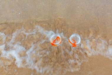 Denizde küçük akvaryumlar ve balıklar.