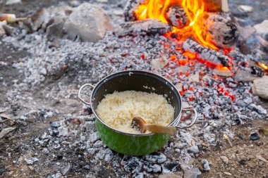 Közde pişmiş beyaz pirinç, kamp alanında.