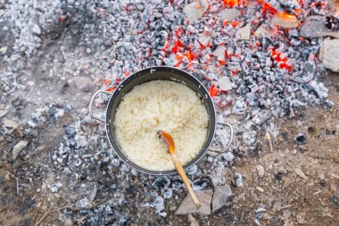 Közde pişmiş beyaz pirinç, kamp alanında.