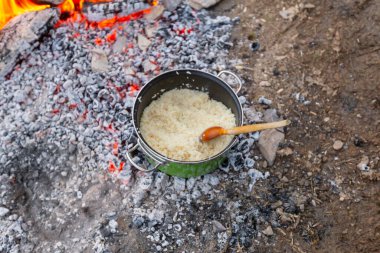 Közde pişmiş beyaz pirinç, kamp alanında.