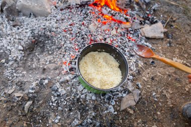 Közde pişmiş beyaz pirinç, kamp alanında.
