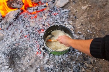 Közde pişmiş beyaz pirinç, kamp alanında.