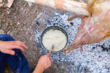 Közde pişmiş beyaz pirinç, kamp alanında.