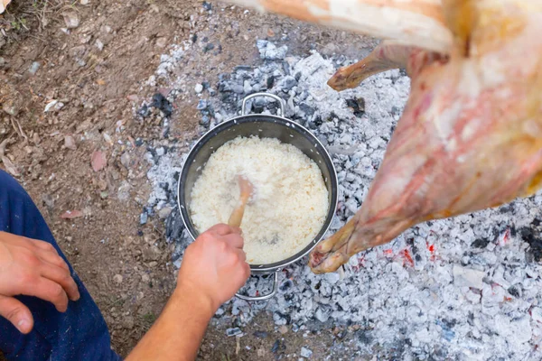 キャンプ場のメンバーで炊いた白いご飯 — ストック写真